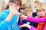Ist Kohlenstoffdioxid schädlich, wertvoll oder gar beides? - Spannende Experimente für Kinder bei den Evonik-Science Camps in Worms!